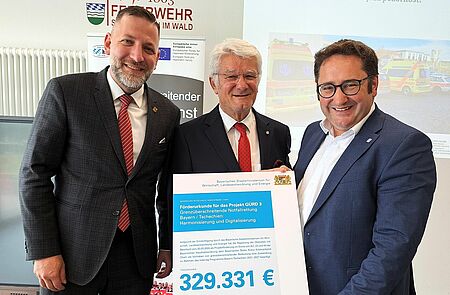 Förderurkunde überreicht