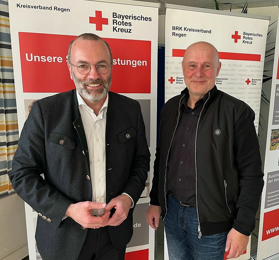Manfred Aschenbrenner (rechts) traf in Regen Manfred Weber.