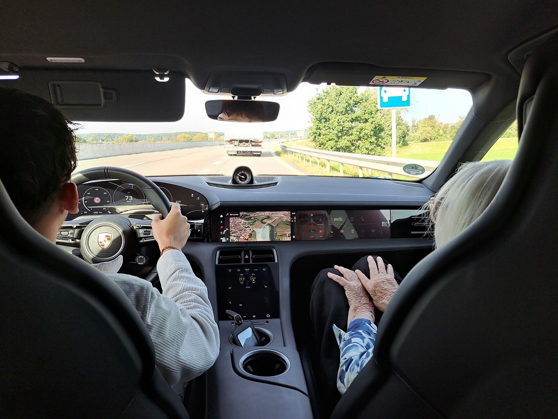 Mit 100 Jahren steigt sie noch einmal in einen Porsche Taycan ...