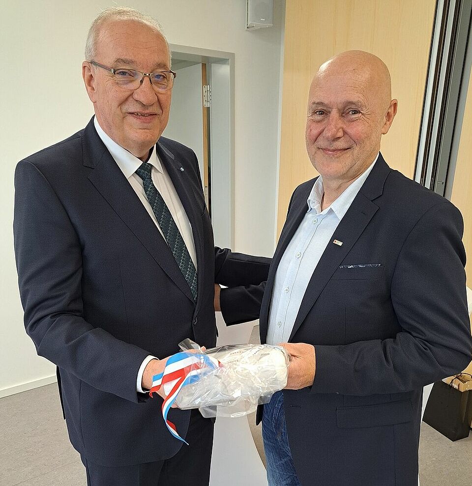 Manfred Aschenbrenner mit Landrat Franz Löffler